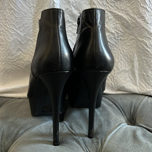 Gianni Bini woman’s ankle peep toe boot - Picture 5 of 6